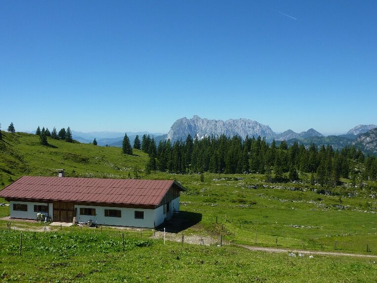 Eggenalm mit Blick auf Wilder Kaiser